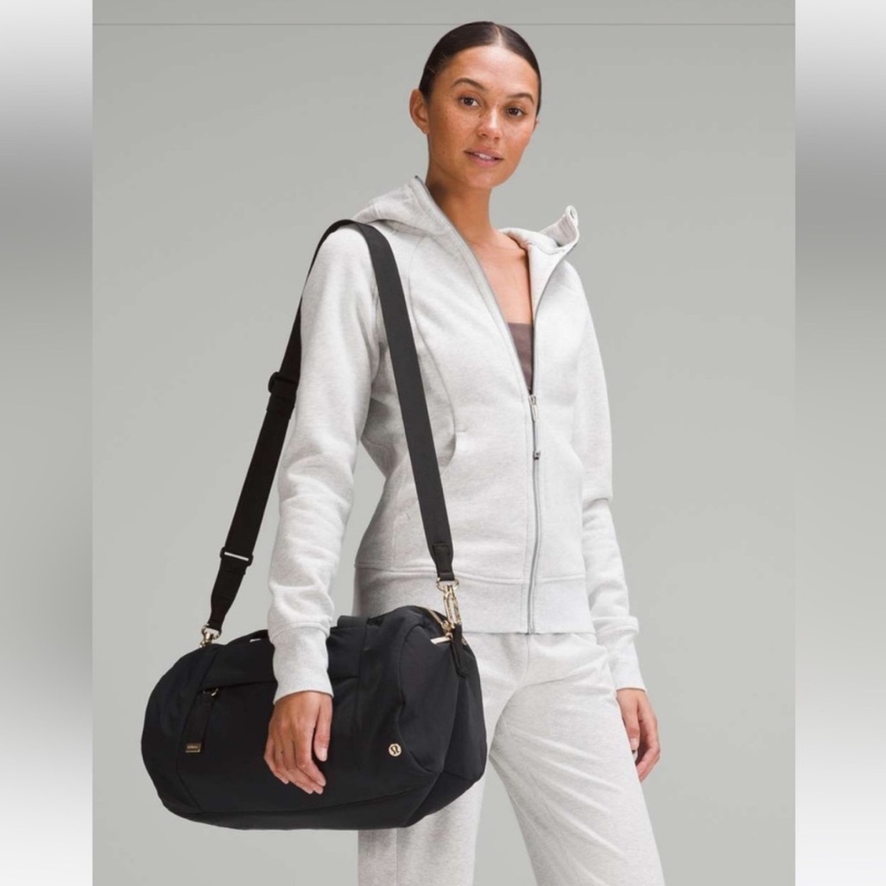 🍋🍋Lululemon On My Level Barrel Duffle Bag 16L Black/Gold🍋🍋